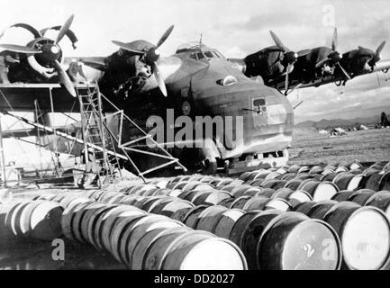 Das Bild der Nazi-Propaganda! Zeigt das Transportflugzeug ME 323 von Messerschmitt, das im November 1943 einen riesigen Frachtraum hat. Ort unbekannt. Fotoarchiv für Zeitgeschichte Stockfoto