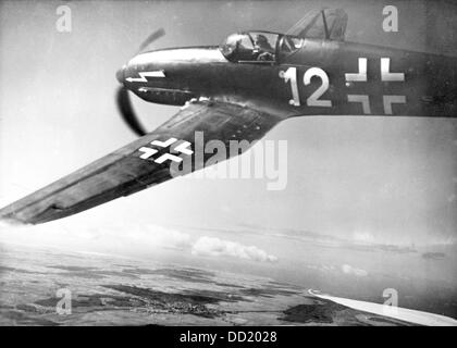 Der Kämpfer Heinkel He 113 im Juli 1942. Ort unbekannt. Die Nazi-Propaganda! Auf der Rückseite der Bilder ist datiert vom 16. Juli 1942: 'Der deutsche Kämpfer He 133 im Flug.' Fotoarchiv für Zeitgeschichte Stockfoto