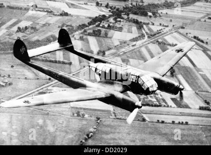 Die enge Aufklärer Focke-Wulf Fw 189 ("Uhu" - "Uhu") während des Fluges im März 1941. Ort unbekannt. Der NS-Propaganda! auf der Rückseite des Bildes ist vom 31. März 1941: "Focke-Wulf Fw 189 - das modernste enge Aufklärungsflugzeug der Welt! Das erste Doppel-Boom-Flugzeug der deutschen Luftwaffe, die auf der Grundlage der jüngsten Fortschritte im Wissen über Flugtechnik entwickelt wurde, ist ein grundlegender Bestandteil der deutschen Luftüberlegenheit. Die wichtige Aufklärung Aktivität der Luftwaffe, die die Führung der Wehrmacht sicherstellt, bekam eine wichtige wea Stockfoto