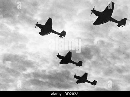 Tauchbomber des Typs Junkers Ju 87 führen ihre Mission für die deutsche Wehrmacht im August 1942 aus. Die Nazi-Propaganda! Auf der Rückseite des Bildes ist vom 28. August 1942 datiert: 'Unsere Stukas (Deutsche Kurzform für Sturzkampfflugzeug - Tauchbomber) unermüdlich gegen den Feind. Diese Ju 87 sind mit schweren Bomben beladen und erheben sich in die Luft. Richtung: Auf den Feind. Fotoarchiv für Zeitgeschichte Stockfoto