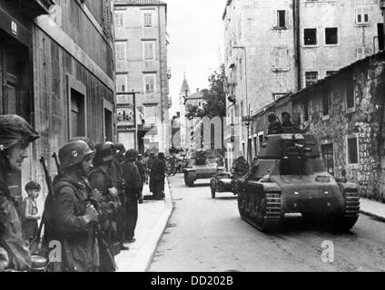 Das Bild der Nazi-Propaganda! Zeigt einen Panzer der deutschen SS während der Besetzung von Split, Kroatien, im Kampf gegen die italienische Regierung Badoglio im September 1943. Fotoarchiv für Zeitgeschichte Stockfoto