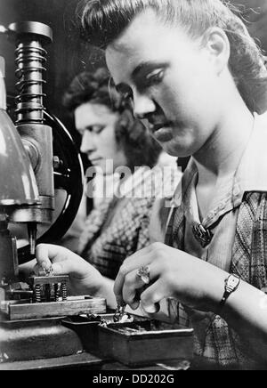 Das Bild der Nazi-Propaganda! Zeigt junge Frauen in der Rüstungsindustrie; ihren Kriegshilfsdienst (KHD - war Aid Service) im Rahmen des Reichsarbeitsdienstes (Rad - Reichsarbeitsdienst) im November 1942. Die Beschäftigung von Frauen als Arbeitnehmer im Rahmen der KHD sollte den Mangel an Arbeitskräften aufgrund der Entsendung der Männer ausgleichen. Fotoarchiv für Zeitgeschichte Stockfoto