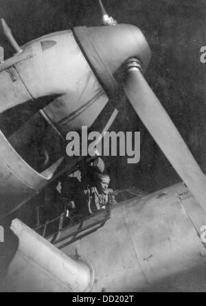 Das Bild der Nazi-Propaganda! Zeigt einen Piloten, der kurz vor einer Nachtoperation im Oktober 1944 in sein Flugzeug einsteigt, Ort unbekannt. Fotoarchiv für Zeitgeschichte Stockfoto