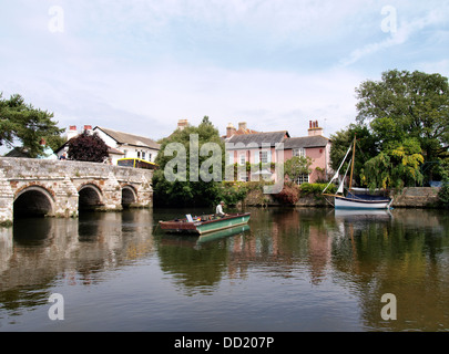 Angeln im Fluss in Christchurch, Dorset, UK 2013 Mann Stockfoto