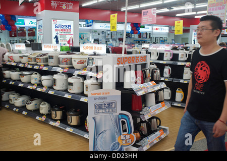 Made in China Cookwares stehen zum Verkauf in einem Geschäft in Peking, China. 2013 Stockfoto