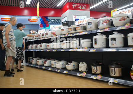 Made in China Cookwares stehen zum Verkauf in einem Geschäft in Peking, China. 2013 Stockfoto