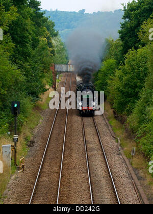 Reigate, Surrey, UK. 23. August 2013. Der British Pullman VS Orient Express Steam Locomotive BR (S) Handelsmarine Clan Line Klasse 4-6-2 Nr. 35028 "Mittagessen Ausflug" Geschwindigkeiten entlang der North Downs in Reigate, Surrey, 1500hrs Freitag, 23. August 2013 auf dem Weg nach London Victoria. Credit: Foto von Lindsay Constable/Alamy Live-Nachrichten Stockfoto