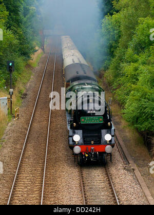 Reigate, Surrey, UK. 23. August 2013. Der British Pullman VS Orient Express Steam Locomotive BR (S) Handelsmarine Clan Line Klasse 4-6-2 Nr. 35028 "Mittagessen Ausflug" Geschwindigkeiten entlang der North Downs in Reigate, Surrey, 1500hrs Freitag, 23. August 2013 auf dem Weg nach London Victoria. Credit: Foto von Lindsay Constable/Alamy Live-Nachrichten Stockfoto