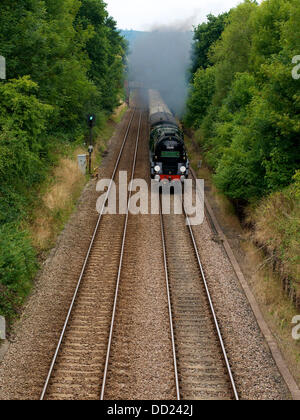 Reigate, Surrey, UK. 23. August 2013. Der British Pullman VS Orient Express Steam Locomotive BR (S) Handelsmarine Clan Line Klasse 4-6-2 Nr. 35028 "Mittagessen Ausflug" Geschwindigkeiten entlang der North Downs in Reigate, Surrey, 1500hrs Freitag, 23. August 2013 auf dem Weg nach London Victoria. Credit: Foto von Lindsay Constable/Alamy Live-Nachrichten Stockfoto