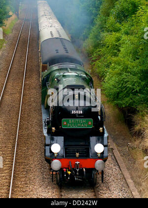 Reigate, Surrey, UK. 23. August 2013. Der British Pullman VS Orient Express Steam Locomotive BR (S) Handelsmarine Clan Line Klasse 4-6-2 Nr. 35028 "Mittagessen Ausflug" Geschwindigkeiten entlang der North Downs in Reigate, Surrey, 1500hrs Freitag, 23. August 2013 auf dem Weg nach London Victoria. Credit: Foto von Lindsay Constable/Alamy Live-Nachrichten Stockfoto