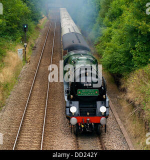 Reigate, Surrey, UK. 23. August 2013. Der British Pullman VS Orient Express Steam Locomotive BR (S) Handelsmarine Clan Line Klasse 4-6-2 Nr. 35028 "Mittagessen Ausflug" Geschwindigkeiten entlang der North Downs in Reigate, Surrey, 1500hrs Freitag, 23. August 2013 auf dem Weg nach London Victoria. Credit: Foto von Lindsay Constable/Alamy Live-Nachrichten Stockfoto