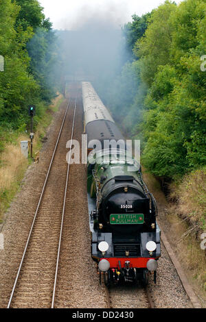 Reigate, Surrey, UK. 23. August 2013. Der British Pullman VS Orient Express Steam Locomotive BR (S) Handelsmarine Clan Line Klasse 4-6-2 Nr. 35028 "Mittagessen Ausflug" Geschwindigkeiten entlang der North Downs in Reigate, Surrey, 1500hrs Freitag, 23. August 2013 auf dem Weg nach London Victoria. Credit: Foto von Lindsay Constable/Alamy Live-Nachrichten Stockfoto