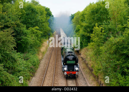 Reigate, Surrey, UK. 23. August 2013. Der British Pullman VS Orient Express Steam Locomotive BR (S) Handelsmarine Clan Line Klasse 4-6-2 Nr. 35028 "Mittagessen Ausflug" Geschwindigkeiten entlang der North Downs in Reigate, Surrey, 1500hrs Freitag, 23. August 2013 auf dem Weg nach London Victoria. Credit: Foto von Lindsay Constable/Alamy Live-Nachrichten Stockfoto