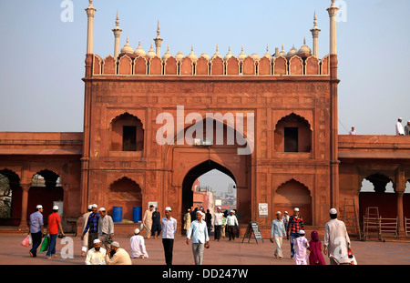 Menschen verlassen die Jama Masjid nach den gebeten Stockfoto