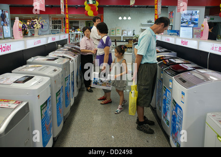 Haier Waschmaschinen stehen zum Verkauf im Ladengeschäft Gome Elektrogeräte in Peking, China. 2013 Stockfoto