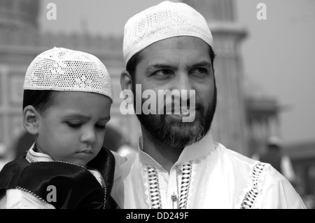 Vater und Sohn in Jama Masjid, Old Delhi, Indien Stockfoto