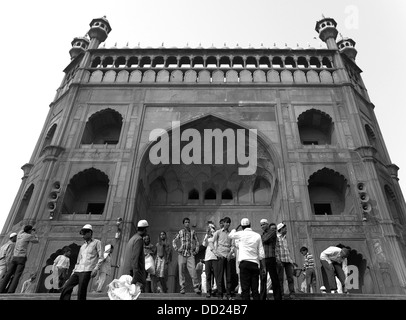 Menschen verlassen die Jama Masjid nach den gebeten Stockfoto