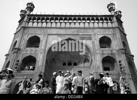 Menschen verlassen die Jama Masjid nach den gebeten Stockfoto