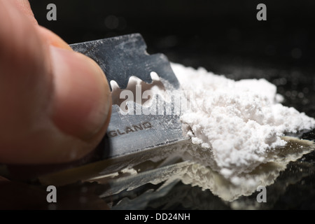 Drogensucht Linien Reihen von pulverförmigen Kokain geschnupft werden gerne vertreten eine schlechte Drogegewohnheit aus Kontrolle Leben zerstören Stockfoto