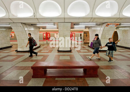 Amerikanischen Filmemacher schränkt die Metro in der Station Andel aufgrund von Dreharbeiten zu einem Film namens Kind 44. Die u-Bahn-Linie B beschränkt werden für zwei Nächte und es startet bereits am Freitag, 23. August abends. Züge werden nicht zwischen Smichov und Florenc Station. Neuer Film von Ridley Scott produziert und unter der Regie von Daniel Espinosa wird auf der 50er Jahre des letzten Jahrhunderts, der Ära der Sowjetunion Stalins festgelegt. Das Skript basiert auf das meistverkaufte Buch von Tom Rob Smith, dem Krimi der Mordserie von Kindern beschrieben. Die Filmstars Hollywood-star Tom Hardy, Noomi Rapace, Stockfoto