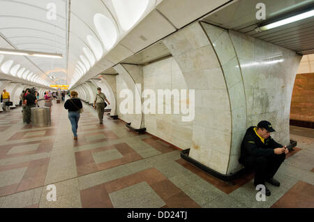 Amerikanischen Filmemacher schränkt die Metro in der Station Andel aufgrund von Dreharbeiten zu einem Film namens Kind 44. Die u-Bahn-Linie B beschränkt werden für zwei Nächte und es startet bereits am Freitag, 23. August abends. Züge werden nicht zwischen Smichov und Florenc Station. Neuer Film von Ridley Scott produziert und unter der Regie von Daniel Espinosa wird auf der 50er Jahre des letzten Jahrhunderts, der Ära der Sowjetunion Stalins festgelegt. Das Skript basiert auf das meistverkaufte Buch von Tom Rob Smith, dem Krimi der Mordserie von Kindern beschrieben. Die Filmstars Hollywood-star Tom Hardy, Noomi Rapace, Stockfoto