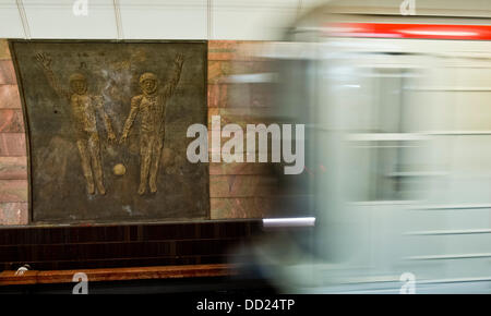 Amerikanischen Filmemacher schränkt die Metro in der Station Andel aufgrund von Dreharbeiten zu einem Film namens Kind 44. Die u-Bahn-Linie B beschränkt werden für zwei Nächte und es startet bereits am Freitag, 23. August abends. Züge werden nicht zwischen Smichov und Florenc Station. Neuer Film von Ridley Scott produziert und unter der Regie von Daniel Espinosa wird auf der 50er Jahre des letzten Jahrhunderts, der Ära der Sowjetunion Stalins festgelegt. Das Skript basiert auf das meistverkaufte Buch von Tom Rob Smith, dem Krimi der Mordserie von Kindern beschrieben. Die Filmstars Hollywood-star Tom Hardy, Noomi Rapace, Stockfoto