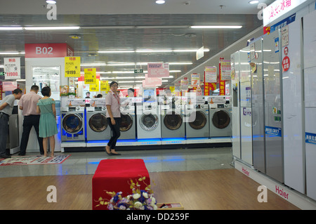 Haier Waschmaschinen und Kühlschränke sind auf Verkauf in einem gome Elektrogeräte in Peking, China. 2013 Stockfoto