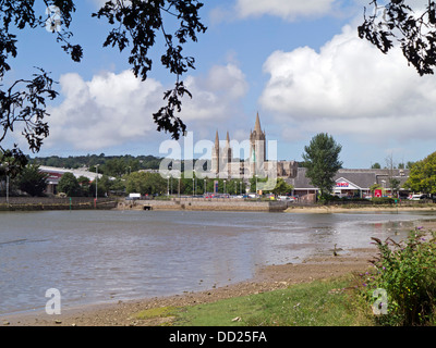 Blick entlang Truro River am Malpas, Tesco und Truro Cathedral Stockfoto