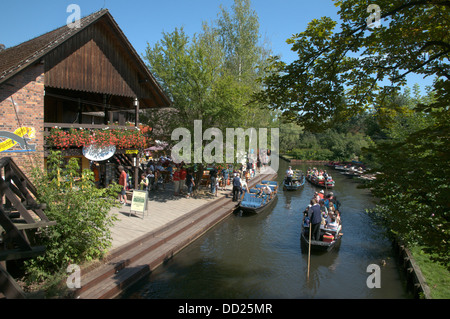 Touristen auf Bootsfahrten im Spreewald Region in Brandenburg, Deutschland Stockfoto