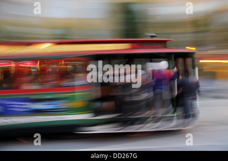 Seilbahn in Bewegungsunschärfe, San Francisco, Kalifornien Stockfoto