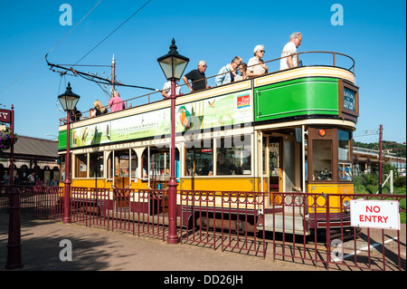 Elektrische Straßenbahn in Seaton, Devon, UK. Urlauber genießen Sie eine Fahrt auf die Straßenbahnen am Seaton. Stockfoto