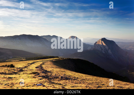 Urkiola Berge mit den letzten Strahlen der Sonne Stockfoto