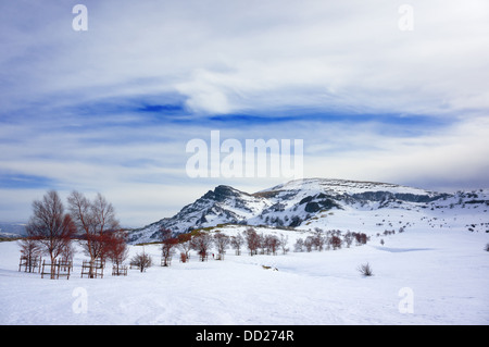 Winterliche Landschaft mit Bergen und Schnee Stockfoto