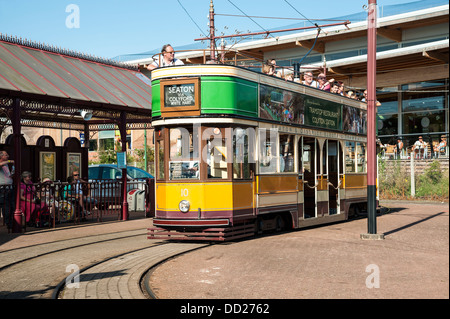 Elektrische Straßenbahn in Seaton, Devon, UK. Urlauber genießen Sie eine Fahrt auf die Straßenbahnen am Seaton. Stockfoto