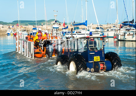 RNLI Lifeboat startet auf einer Übung am Hafen von Lyme Regis, Dorset, UK. Inshore aufblasbare Rippe Rettungsboot Start. Stockfoto