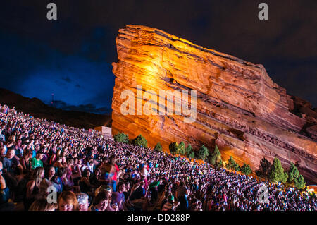 Morrison, Colorado, USA. 21. August 2013. Menge an Red Rocks Amphitheater ausverkauft. Bildnachweis: Tobin Voggesser/Alamy Live-Nachrichten Stockfoto