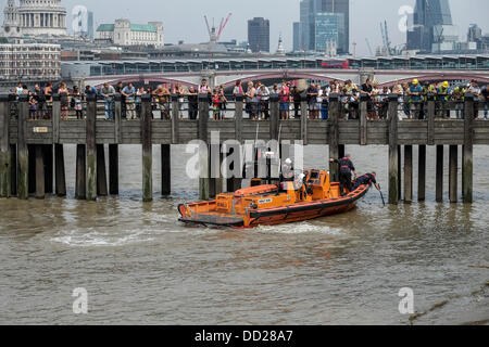 London, UK. 23. August 2013: Mitglieder der Öffentlichkeit beobachten die Crew der RNLI Boot Hurley stämmiger Suche der Themse für den Körper eines Mannes berichtet, dass heute Nachmittag in den Fluss gesprungen.  Fotograf: Gordon Scammell/Alamy Live-Nachrichten Stockfoto