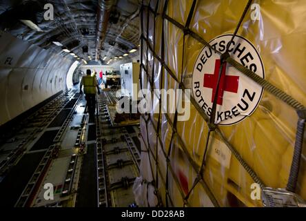 Das Transportflugzeug MD11 ist vollgepackt mit Entlastung Versorgungsmaterialien des Deutschen Roten Kreuzes am Flughafen Schönefeld in Berlin, Deutschland, 23. August 2013. Das Material wird für den Bau eines Krankenhauses für syrische Flüchtlinge in der neuen Flüchtlingslager "Azraq" in Jordanien verwendet werden. Foto: TIM BRAKEMEIER Stockfoto