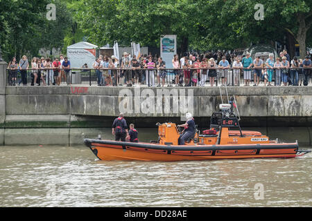 London, UK. 23. August 2013: Mitglieder der Öffentlichkeit beobachten die Crew der RNLI Boot Hurley stämmiger Suche der Themse für den Körper eines Mannes berichtet, dass heute Nachmittag in den Fluss gesprungen.  Fotograf: Gordon Scammell/Alamy Live-Nachrichten Stockfoto