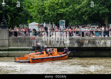 London, UK. 23. August 2013: Mitglieder der Öffentlichkeit beobachten die Crew der RNLI Boot Hurley stämmiger Suche der Themse für den Körper eines Mannes berichtet, dass heute Nachmittag in den Fluss gesprungen.  Fotograf: Gordon Scammell/Alamy Live-Nachrichten Stockfoto