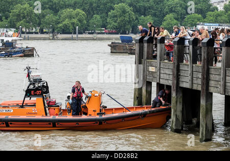 London, UK. 23. August 2013: Mitglieder der Öffentlichkeit beobachten die Crew der RNLI Boot Hurley stämmiger Suche der Themse für den Körper eines Mannes berichtet, dass heute Nachmittag in den Fluss gesprungen.  Fotograf: Gordon Scammell/Alamy Live-Nachrichten Stockfoto