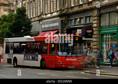 Eine Menge Leute einsteigen ein National Express City Bus entlang Commercial Street in Dundee, Großbritannien Stockfoto