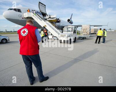 Das Transportflugzeug MD11 ist vollgepackt mit Entlastung Versorgungsmaterialien des Deutschen Roten Kreuzes am Flughafen Schönefeld in Berlin, Deutschland, 23. August 2013. Das Material wird für den Bau eines Krankenhauses für syrische Flüchtlinge in der neuen Flüchtlingslager "Azraq" in Jordanien verwendet werden. Foto: TIM BRAKEMEIER Stockfoto