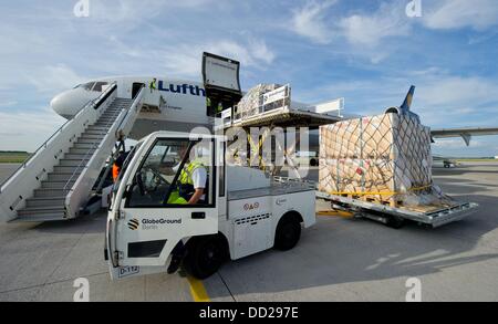 Das Transportflugzeug MD11 ist vollgepackt mit Entlastung Versorgungsmaterialien des Deutschen Roten Kreuzes am Flughafen Schönefeld in Berlin, Deutschland, 23. August 2013. Das Material wird für den Bau eines Krankenhauses für syrische Flüchtlinge in der neuen Flüchtlingslager "Azraq" in Jordanien verwendet werden. Foto: TIM BRAKEMEIER Stockfoto