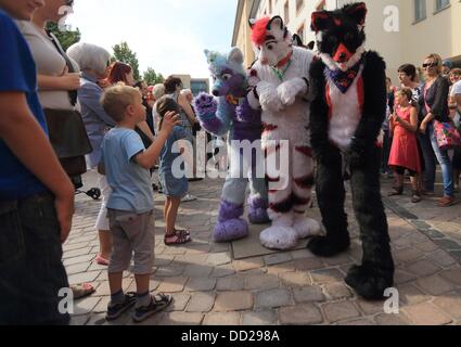 Magdeburg, Deutschland. 23. August 2013. Teilnehmer der Eurofurence Convention tragen fantasievolle Tierkostüme, nehmen sie Teil an der Parade in Magdeburg, Deutschland, 23. August 2013. Rund 1.400 Fans von bizarren pelzigen Tierkostüme sind erwartet der 19. Eurofurence Convention in Magdeburg, die bis zum 25 August stattfindet. Foto: JENS WOLF/Dpa/Alamy Live News Stockfoto