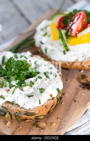 Quark mit frischen Kräutern auf einer Rolle Stockfoto