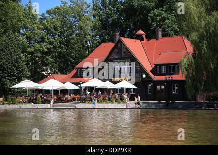 Restaurant PIRAMIDA in der alten Domek Lodowy (Eiskeller) am Schloßteich, Oppeln, Schlesien, Polen Stockfoto