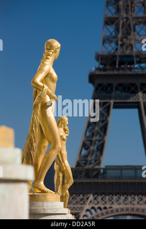 VERGOLDETE STATUEN PLACE DU TROCADÉRO PALAIS DE CHAILLOT EIFFELTURM PARIS FRANKREICH Stockfoto