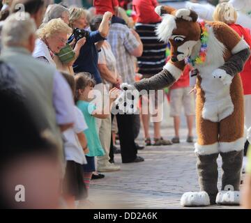 Magdeburg, Deutschland. 23. August 2013. Teilnehmer der Eurofurence Convention tragen fantasievolle Tierkostüme, nehmen sie Teil an der Parade in Magdeburg, Deutschland, 23. August 2013. Rund 1.400 Fans von bizarren pelzigen Tierkostüme sind erwartet der 19. Eurofurence Convention in Magdeburg, die bis zum 25 August stattfindet. Foto: JENS WOLF/Dpa/Alamy Live News Stockfoto