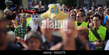 Magdeburg, Deutschland. 23. August 2013. Teilnehmer der Eurofurence Convention tragen fantasievolle Tierkostüme, nehmen sie Teil an der Parade in Magdeburg, Deutschland, 23. August 2013. Rund 1.400 Fans von bizarren pelzigen Tierkostüme sind erwartet der 19. Eurofurence Convention in Magdeburg, die bis zum 25 August stattfindet. Foto: JENS WOLF/Dpa/Alamy Live News Stockfoto